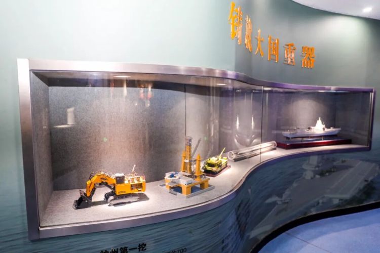 42米巨屏裏的江北