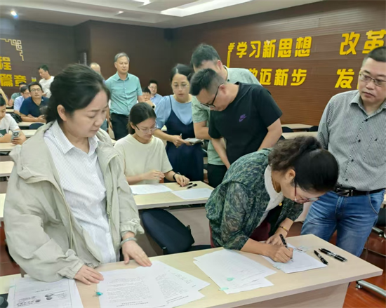 泰州興化戴南鎮便民服務中心將登記窗口“搬”到企業現場_fororder_圖片 1