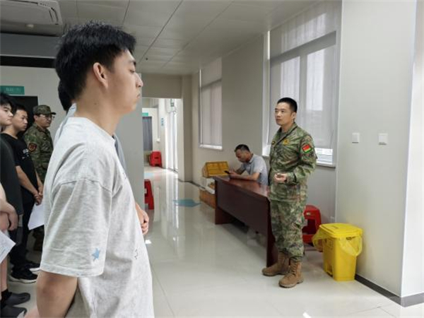 “嚴把兵員品質關 助力強軍啟航夢” 南通市通州區興東街道紮實開展2025年秋季徵兵體檢工作_fororder_5