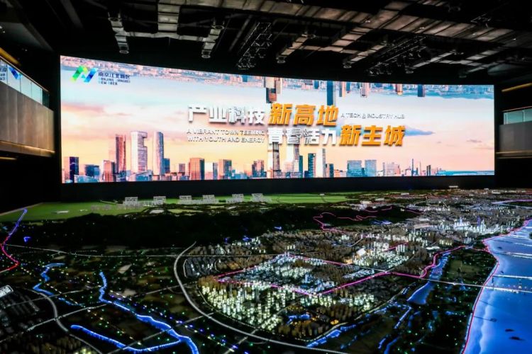 42米巨屏裏的江北