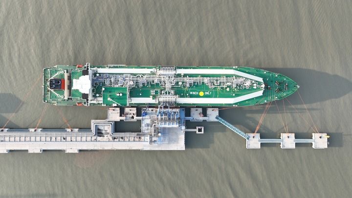 中海油“海上超級冷凍車”首航出境