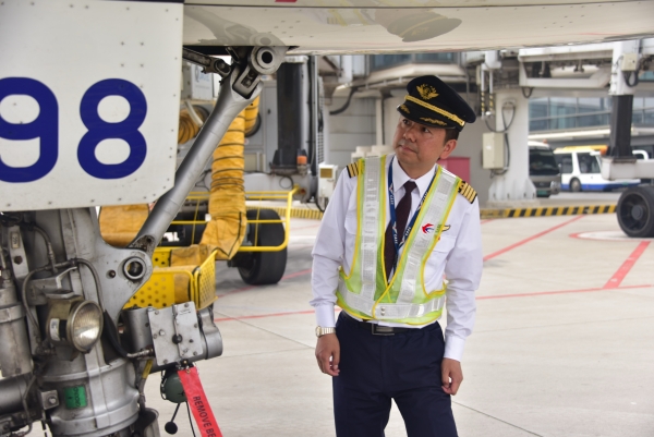 東航江蘇公司飛行部機長葉祖國：甘做雲端守望者_fororder_使用1_副本