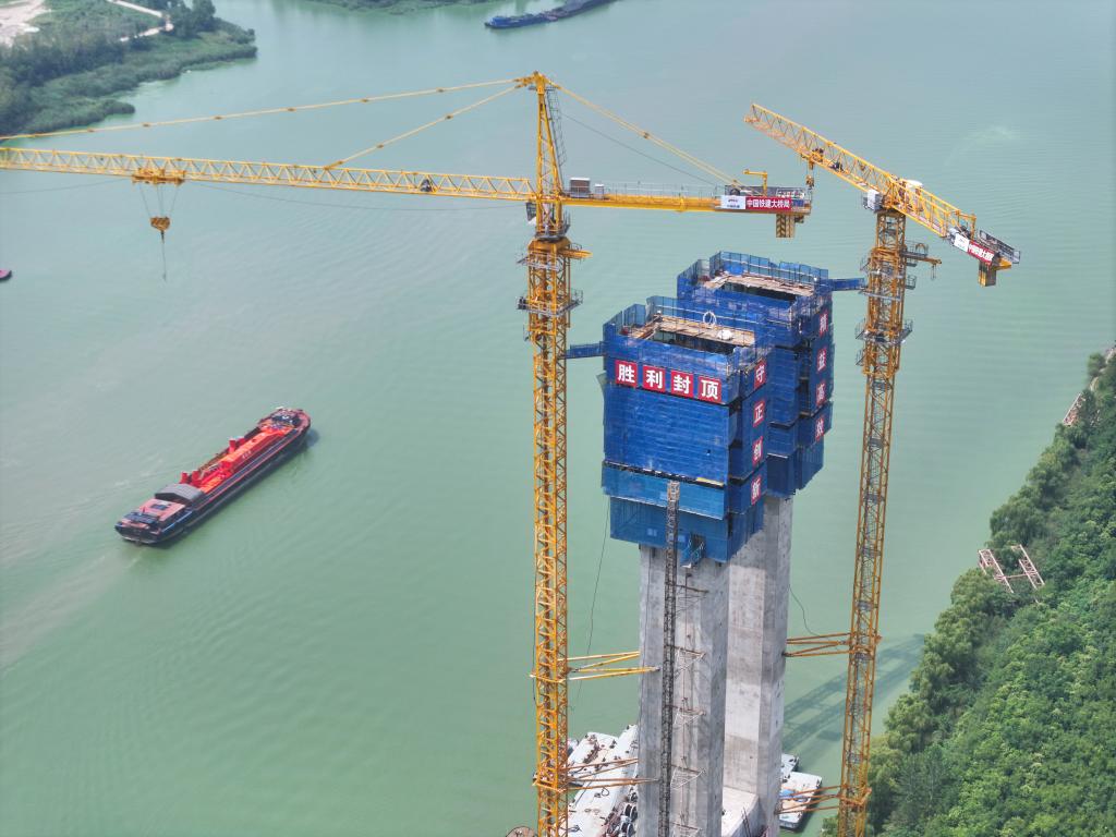 滬渝蓉高鐵跨京杭運河斜拉橋主塔封頂_fororder_20250807_091706_000