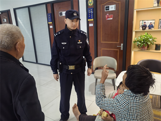 南通海安：萌娃深夜走失 民警輪流扮演“臨時爸媽”悉心照顧_fororder_圖片1