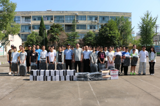 東臺市五烈鎮愛心企業主夏巍看望慰問暑托班青少年學生_fororder_圖片 3