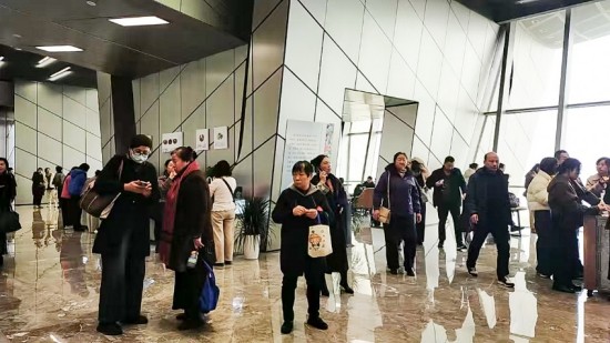 “紅色主題”珍品成為頂流 “水韻江蘇”雨花石精品展觀者如雲_fororder_圖片 1