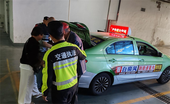 耄耋老人誤入火車站上客平臺 南通交通執法暖心相助_fororder_圖片3