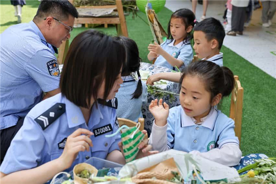 警心護童心 粽情暖六一 鹽城邊檢站與駐地幼兒園共繪成長畫卷_fororder_圖片8_副本