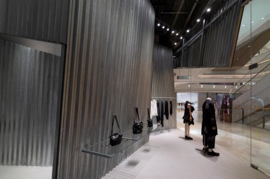 當古城墻邂逅暗黑美學 山本耀司江蘇首店在寧演繹東西方設計對話_fororder_圖片 3
