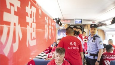 徐州鐵路公安全流程護航“蘇超”球迷專列