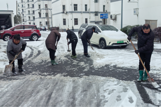 泰州海陵城西街道多社區同心戰雪 築牢嚴冬安全防線_fororder_圖片 1