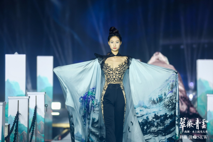 兩大秀場同日競艷 助推“時尚常熟”品牌再出圈_fororder_20251015_165011_016