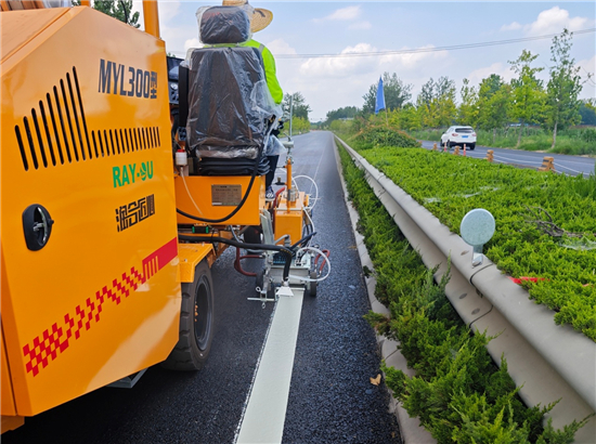 徐州市首臺乘駕式公路劃線機在邳州上崗_fororder_圖片2