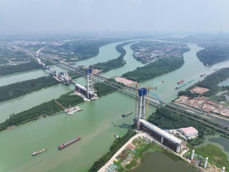 滬渝蓉高鐵跨京杭運河斜拉橋主塔封頂_fororder_20250807_091706_002