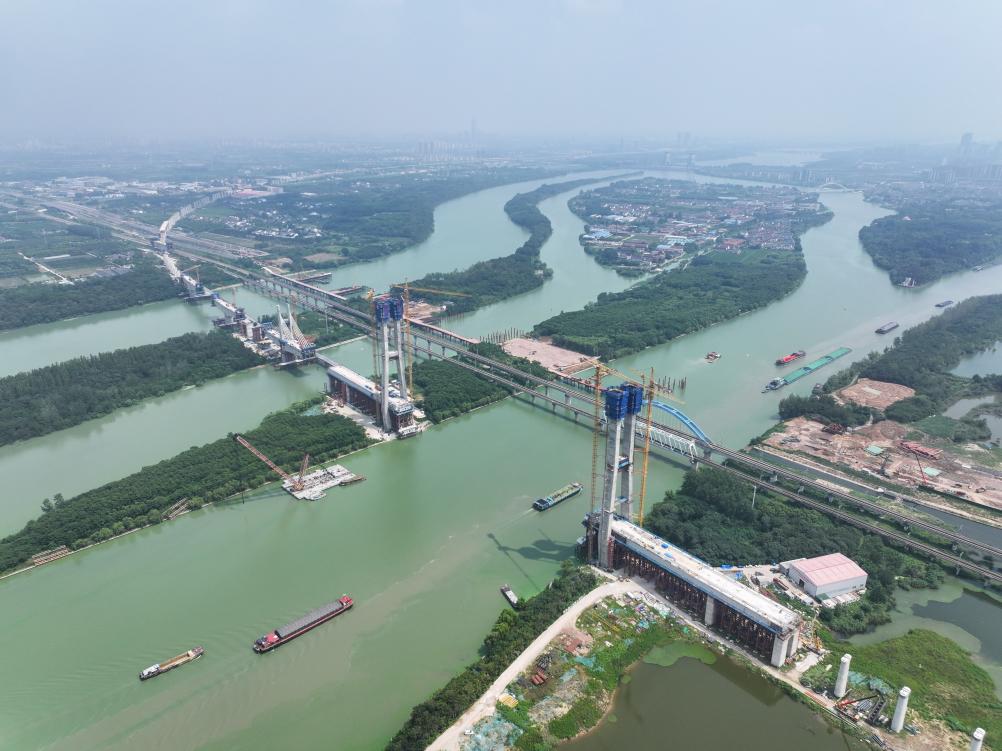 滬渝蓉高鐵跨京杭運河斜拉橋主塔封頂_fororder_20250807_091706_002