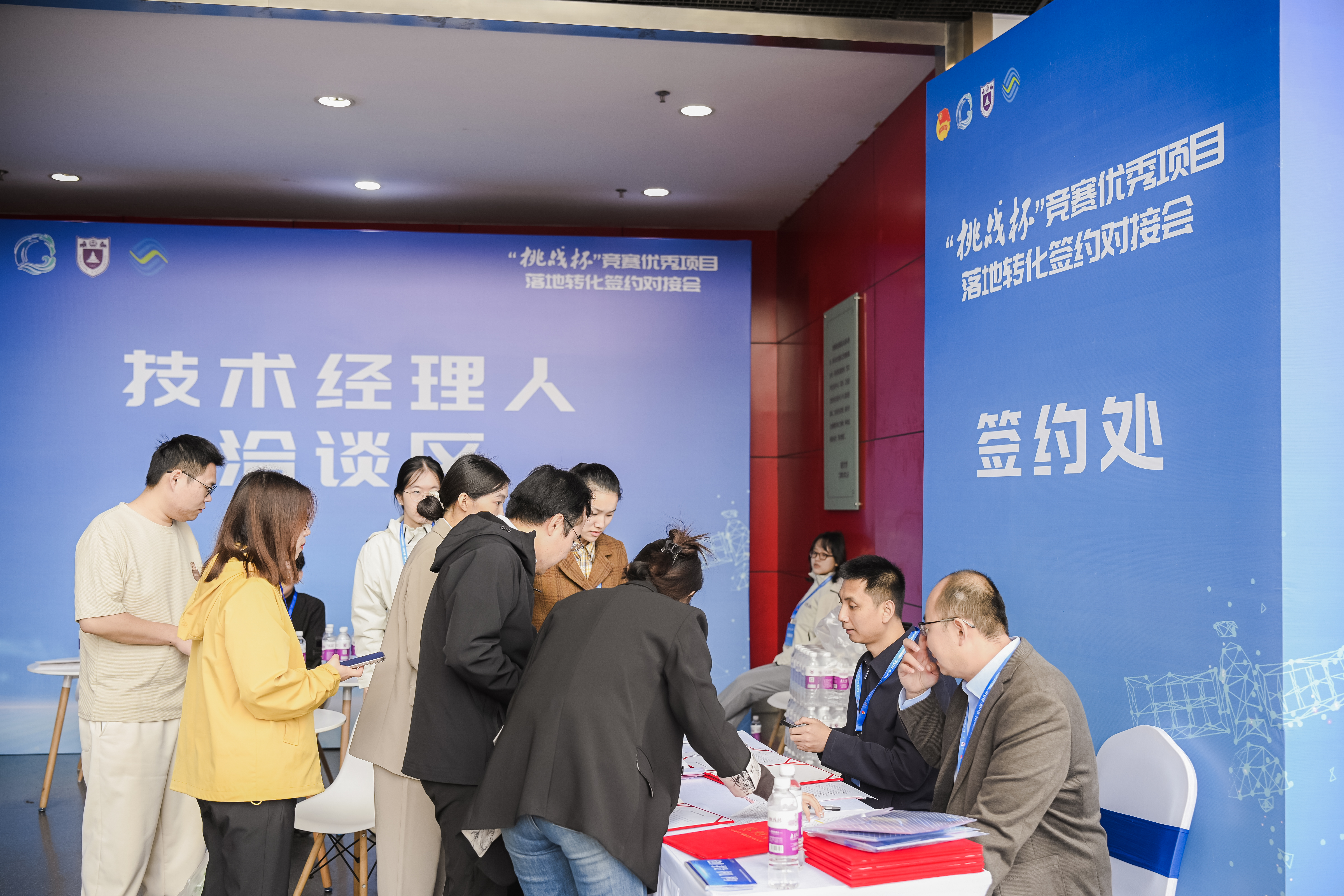 300萬學子逐夢“挑戰杯”！擂臺之外，架穩産才融合“連心橋”_fororder_20251104_095057_010