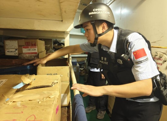 50℃高溫機艙執勤！移民管理警察無懼“烤”驗_fororder_圖片 3