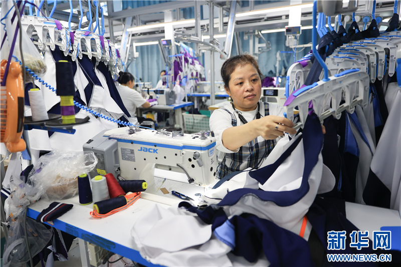 江蘇連雲港：外貿訂單足 企業産銷旺_fororder_20250926_095451_001