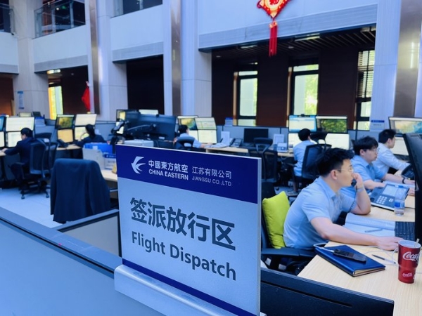 東航江蘇公司運控分中心團支部：挺膺擔當 守護藍天_fororder_日常工作區域_副本