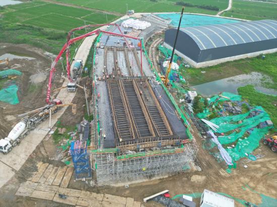 寧鹽高速揚州段NY-YZ5標首件現澆箱梁混凝土順利澆築_fororder_寧鹽高速揚州段NY-YZ5標首件現澆箱梁混凝土澆築--劉可敬攝 (2)(1)