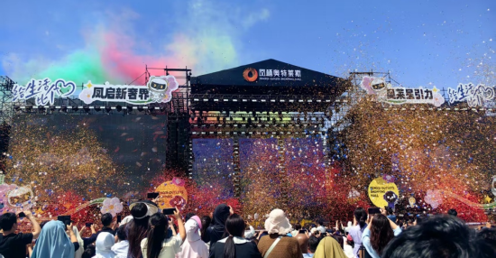 江蘇泰興鳳棲奧特萊斯5月1日正式啟幕 成龍現身現場_fororder_圖片 1