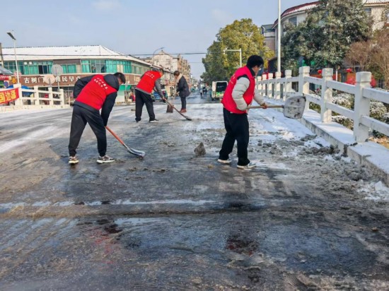 鹽城東臺五烈鎮：風雪中築起“安全防線” 幹群同心保暢通_fororder_圖片 1