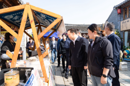 ​南通崇川：唐閘古鎮花卉市集啟幕 “花”式解鎖秋日消費新場景_fororder_IMG_9986