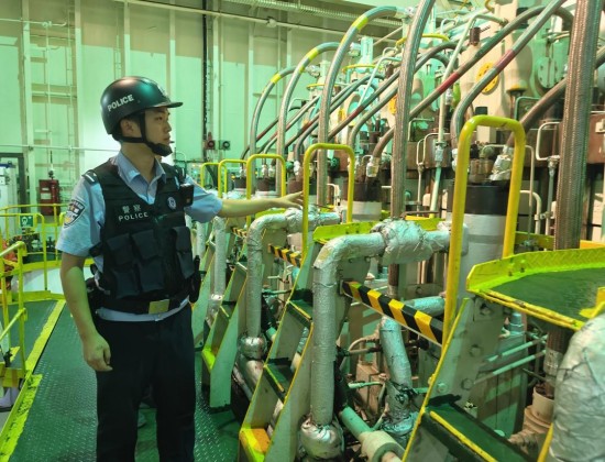 50℃高溫機艙執勤！移民管理警察無懼“烤”驗_fororder_圖片 2