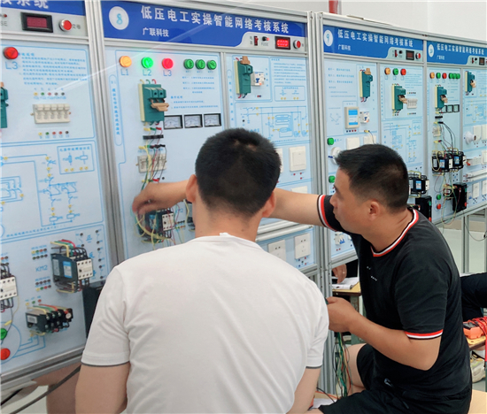 南北結對促轉型：“輸血”變“造血” 技能人才促振興_fororder_電工班現場教學