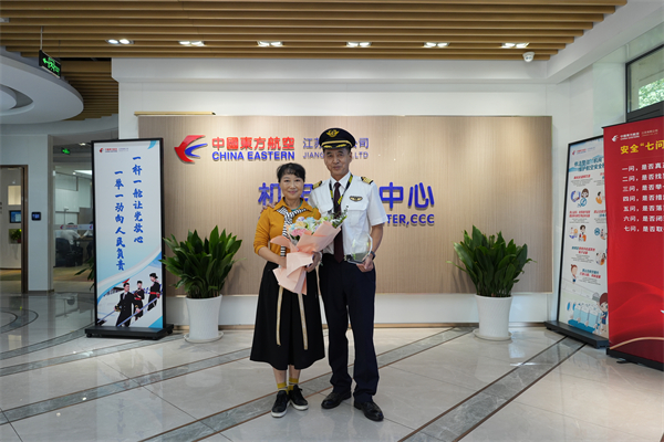 中國民航功勳機長賈玉斌：以平凡之翼築安全根基_fororder_2