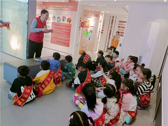 泰州市海陵區以紅色引領繪就法治宣傳新圖景_fororder_圖片1