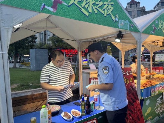 走街串巷“話平安” 和平橋派出所開展反詐宣傳進社區活動_fororder_圖片 2