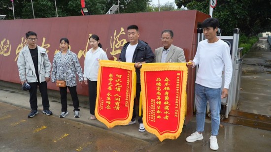 連雲港校車司機縱身一躍，救起急流中少女！_fororder_圖片 2