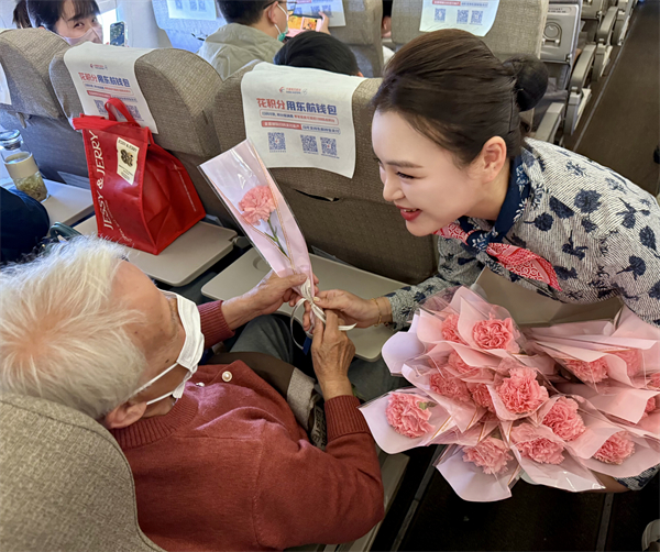 東航江蘇公司舉行母親節主題航班活動_fororder_微信圖片_20250511155026