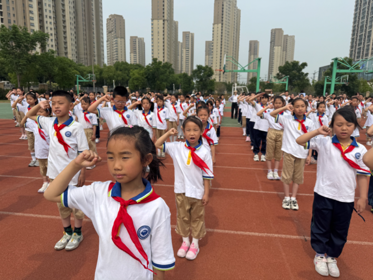 牢記黨的教導 爭做強國少年 南信大附小舉行2025年新隊員入隊儀式_fororder_640 (1)