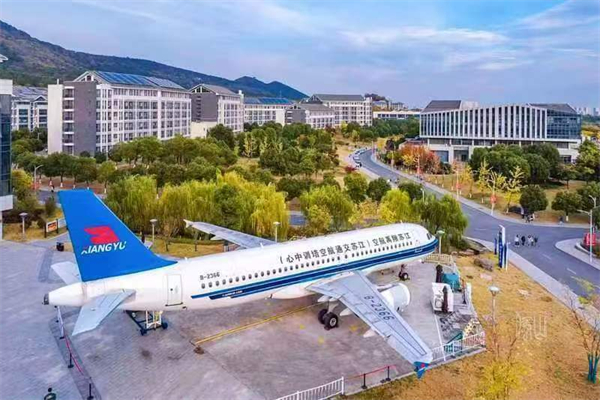 就業率98% “大V進校園 ‘鏡’説省交院”走進江蘇省交通技師學院_fororder_微信圖片_20250530151732