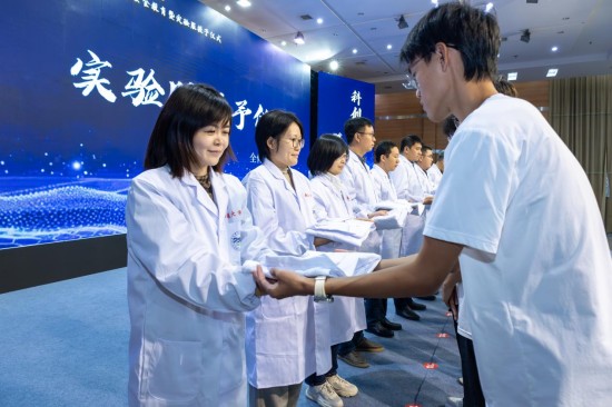 南通大學化學化工學院舉行2025級新生安全教育暨實驗服授予儀式_fororder_圖片 1