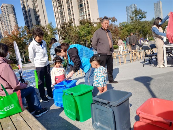 寓教于樂 南京市建鄴區雙閘街道舉行“粽情分類 樂享綠動”活動_fororder_16