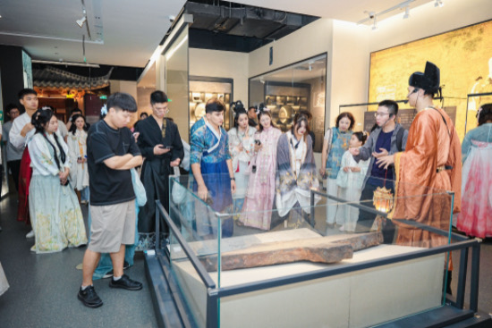 留學生共慶中秋 鹽城市博物館搭建“雙節”國際文化交流新橋梁_fororder_IMG_9400