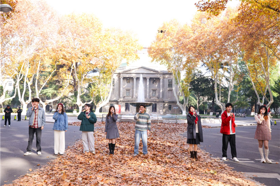 東南大學梧桐文化節啟幕 新生快閃以青春之歌唱響報國強音_fororder_圖片10