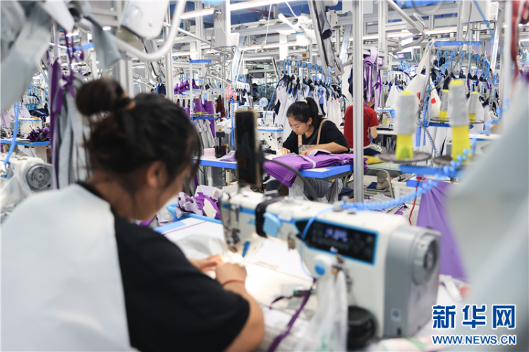 江蘇連雲港：外貿訂單足 企業産銷旺_fororder_20250926_095451_003