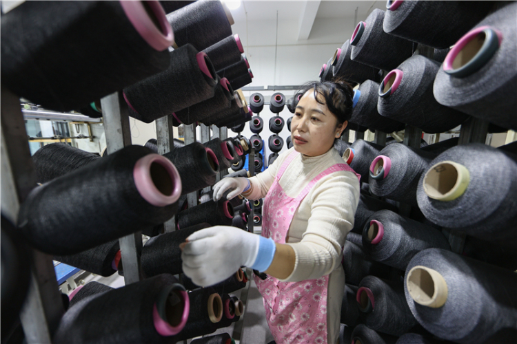 江蘇連雲港：趕制出口訂單産品_fororder_20251104_092512_000