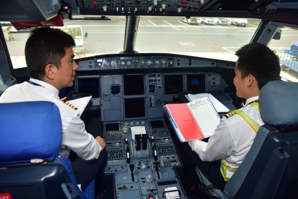 東航江蘇公司飛行部機長葉祖國：甘做雲端守望者_fororder_DSC_6233_副本