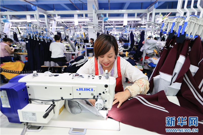 江蘇連雲港：外貿訂單足 企業産銷旺_fororder_20250926_095451_004