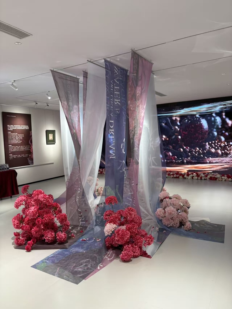 魏沁個展《曼麗紅——綺花如夢·沁水凝香》開幕