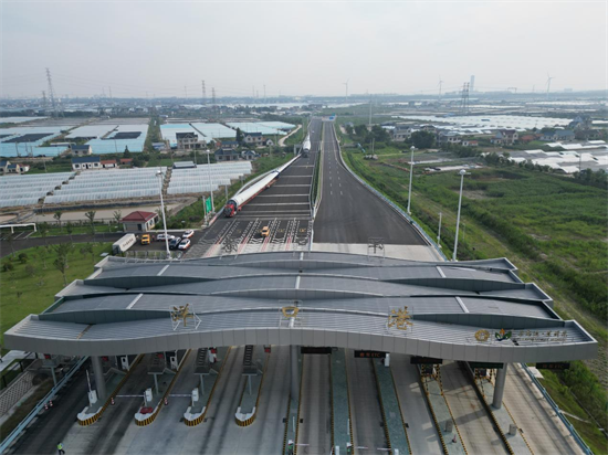 百米級風電大件順利通過洋口港收費站專用通道 南通交通執法支隊護航風電産業發展_fororder_圖片3
