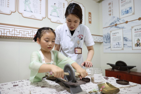 江蘇淮安：感受中醫藥文化 豐富暑假生活_fororder_圖片 2