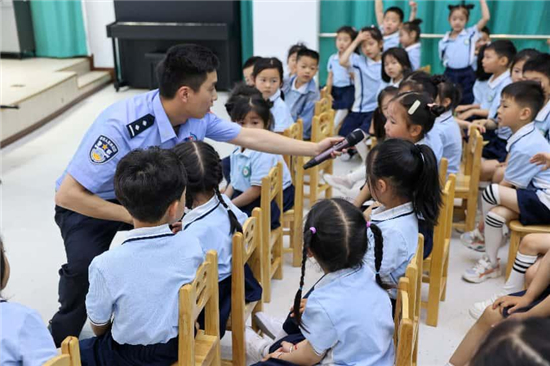 警心護童心 粽情暖六一 鹽城邊檢站與駐地幼兒園共繪成長畫卷_fororder_圖片7_副本