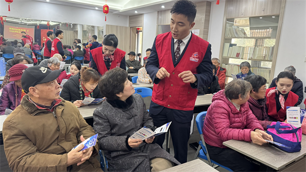 東航江蘇公司“啟航”志願服務站：從“心”出發 以愛啟航_fororder_第二部分（先）走進社區為老年人科普防火安全知識和民航乘機安全知識