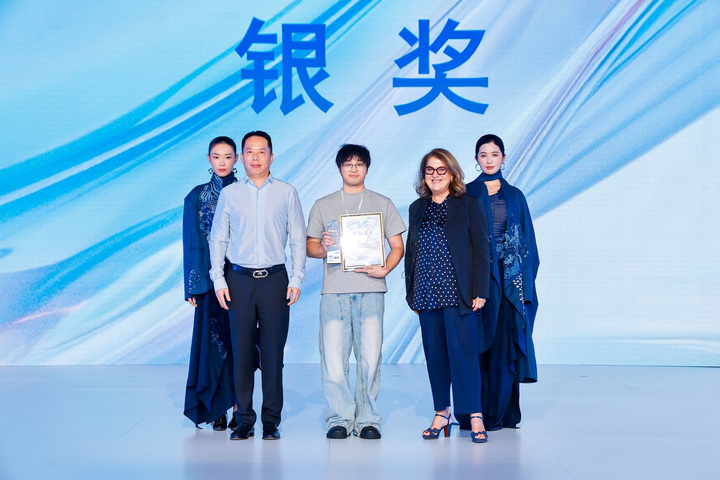 兩大秀場同日競艷 助推“時尚常熟”品牌再出圈_fororder_20251015_165011_011